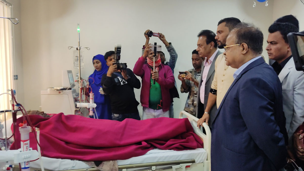 নড়াইলে কিডনি ডায়ালাইসিস সেন্টার চালু করলেন মাশরাফি