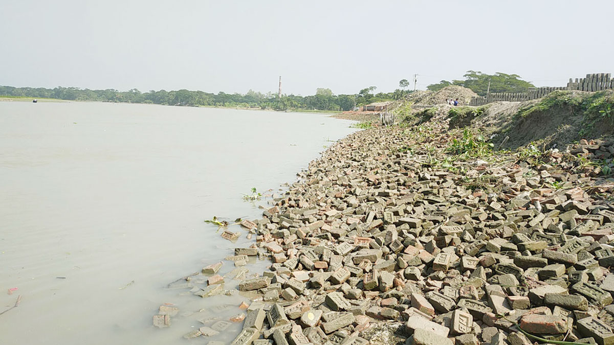 ইট ফেলে নদীর পাড় ভরাটের অভিযোগ, নৌযান চলাচল ব্যাহত