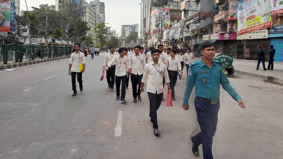 পরীক্ষার্থীদের নিরাপদ যাতায়াতে সাহায্য করছে পুলিশ