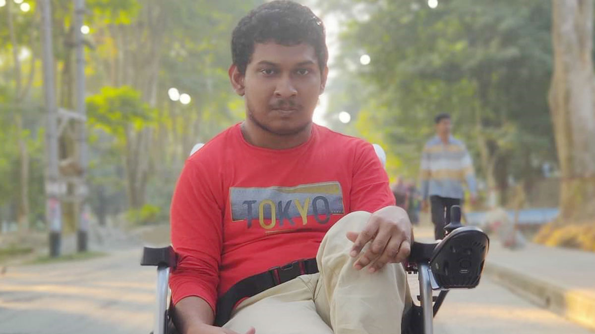 প্রতিবন্ধিতা দমাতে পারেনি রাবির রিফাতকে, হতে চান আইনজীবী