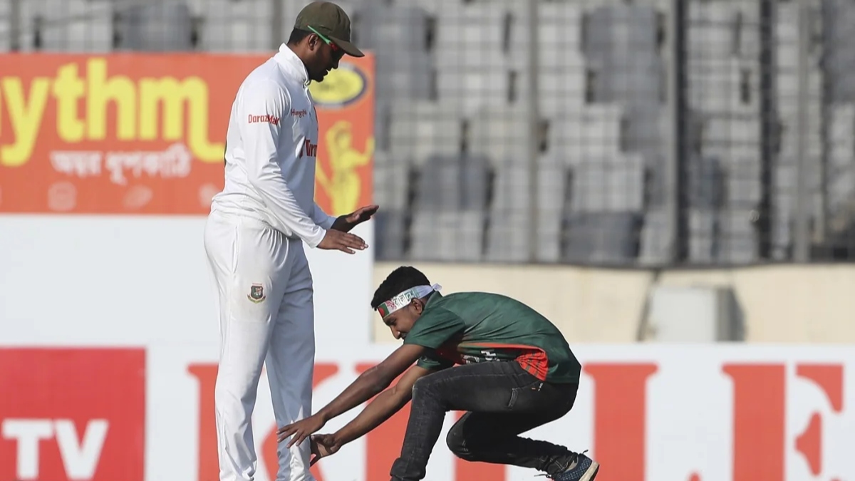 ম্যাচ চলাকালীন মাঠে ঢুকে সাকিবকে দর্শকের কুর্নিশ