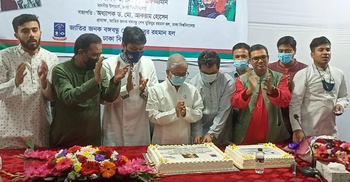 ঢাবিতে প্রথম প্রহরে বঙ্গবন্ধুর জন্মদিন উদযাপন