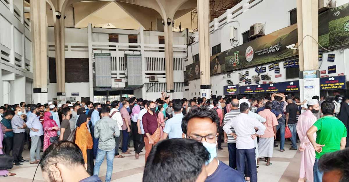 রাত ৩টায় দাঁড়িয়েও মেলেনি ট্রেনের টিকিট