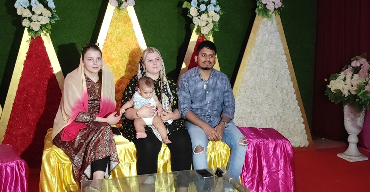 সন্তানসহ গায়ে হলুদে আলিসা-শুভ দম্পতি