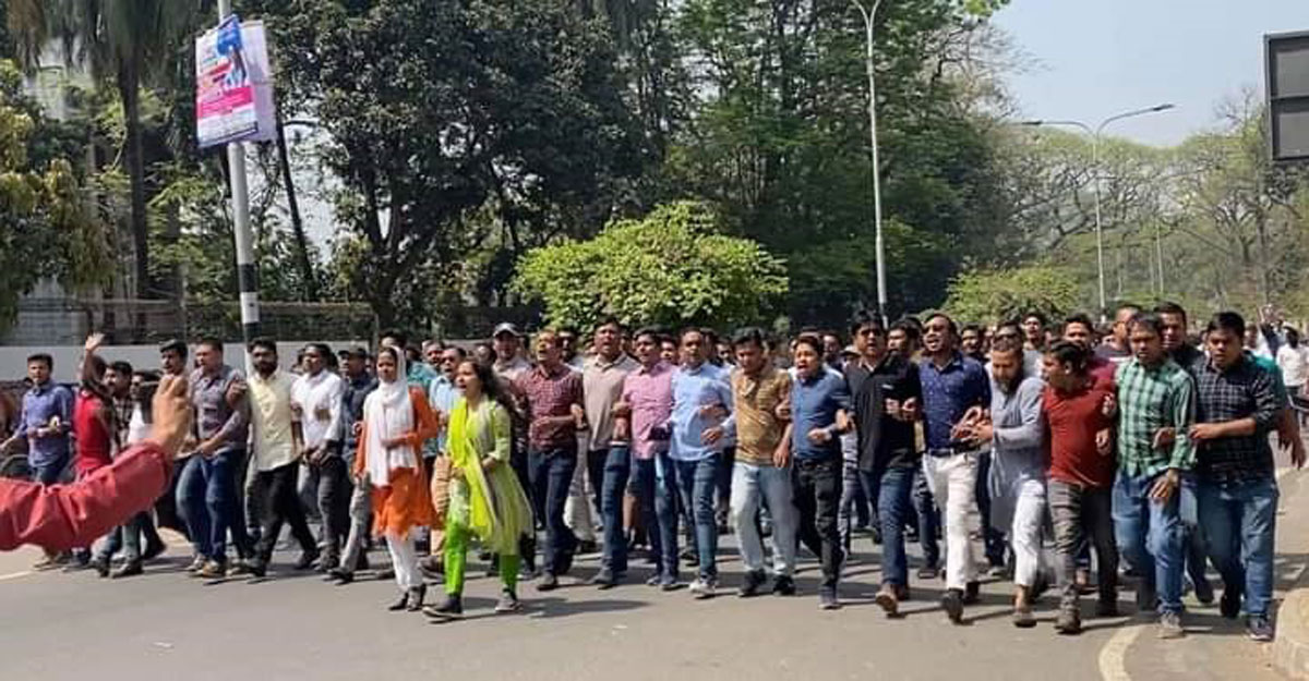 গেস্টরুম নির্যাতনের প্রতিবাদে ঢাবিতে ছাত্রদলের বিক্ষোভ