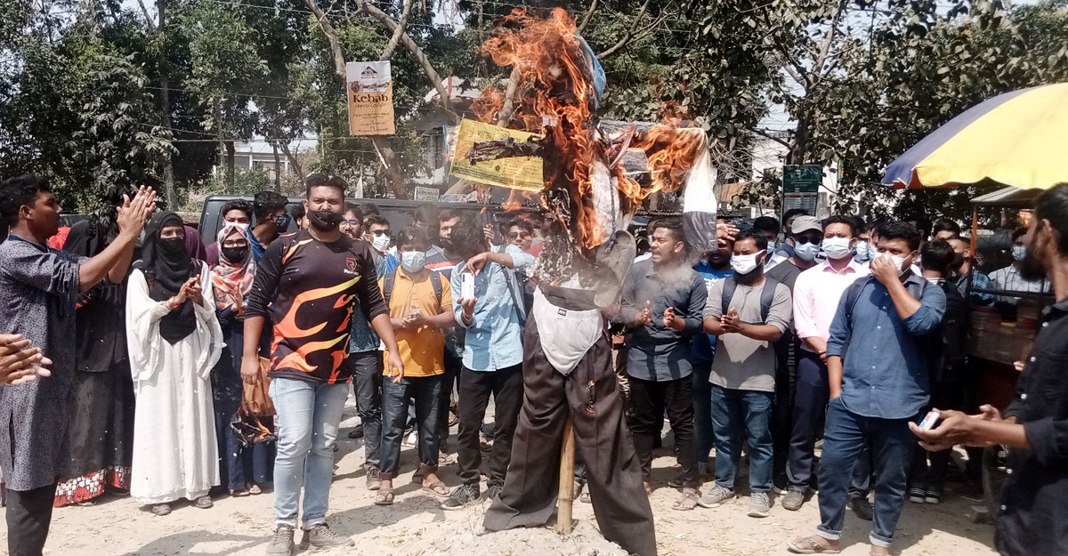 পাবিপ্রবিতে শিক্ষার্থীদের বিক্ষোভ, উপাচার্যের কুশপুতুল দাহ