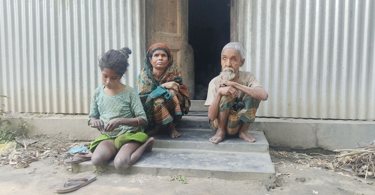 বাবা-মায়ের দায়িত্ব কাঁধে তুলে নিয়েছেন শিল্পী