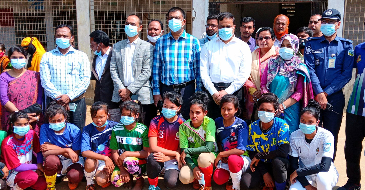 নিজের গল্প ক্লাসের বইয়ে, আনন্দের শেষ নেই মেয়েদের