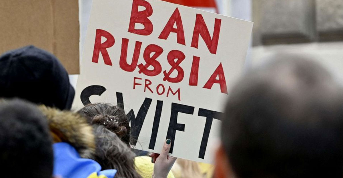 ‘সুইফট’ নেটওয়ার্ক থেকে বাদ পড়ছে রাশিয়ার ব্যাংক