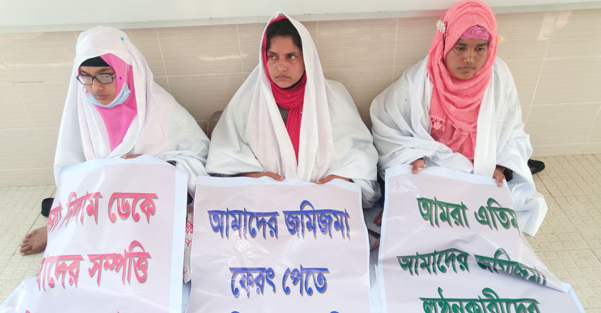 কাফনের কাপড় গায়ে জড়িয়ে আমরণ অনশনে ৩ বোন