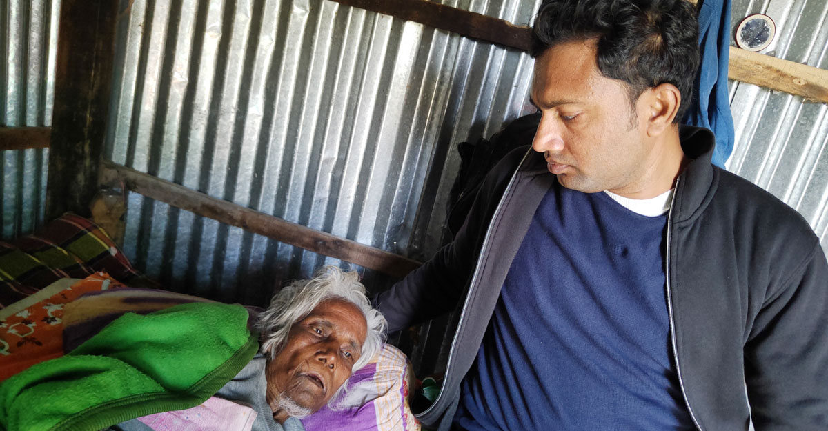 মায়ের মতো অসহায় সাবিত্রি কর্মকারের যত্ন নিচ্ছেন রবিউল ইসলাম
