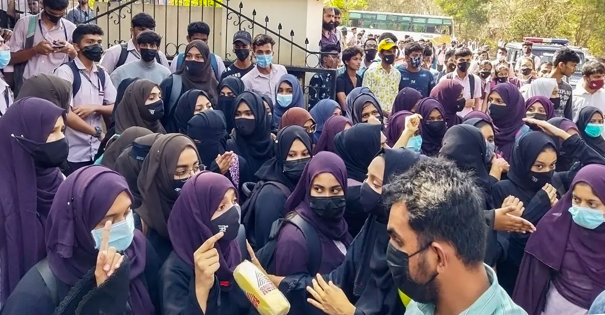 ভারতে হিজাবের পক্ষে অবস্থান নেওয়া ছাত্রীদের হয়রানি