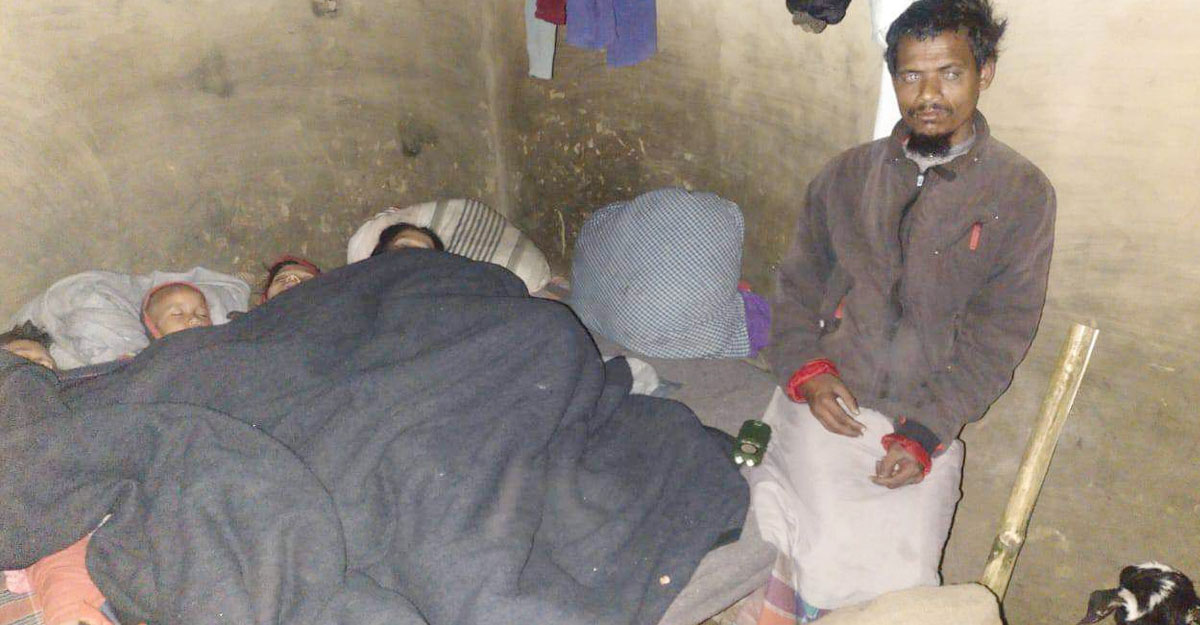 পরিবার নিয়ে গোয়াল ঘরে বাস করেন দৃষ্টিপ্রতিবন্ধী ফরিদ