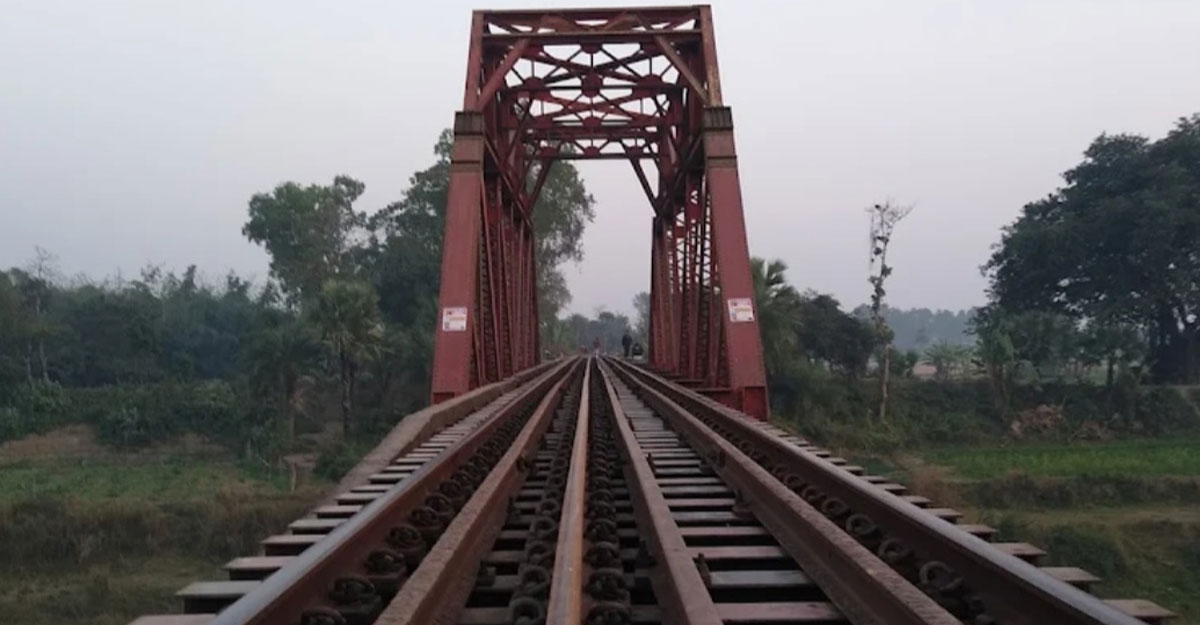 রেলসেতু পার হওয়ার সময় ট্রেন থেকে নদীতে পড়ে কিশোর নিখোঁজ