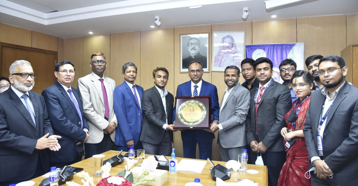 পেশাদারিত্ব বাড়াতে কর্মকর্তাদের সহযোগিতা চাইলেন নতুন গভর্নর