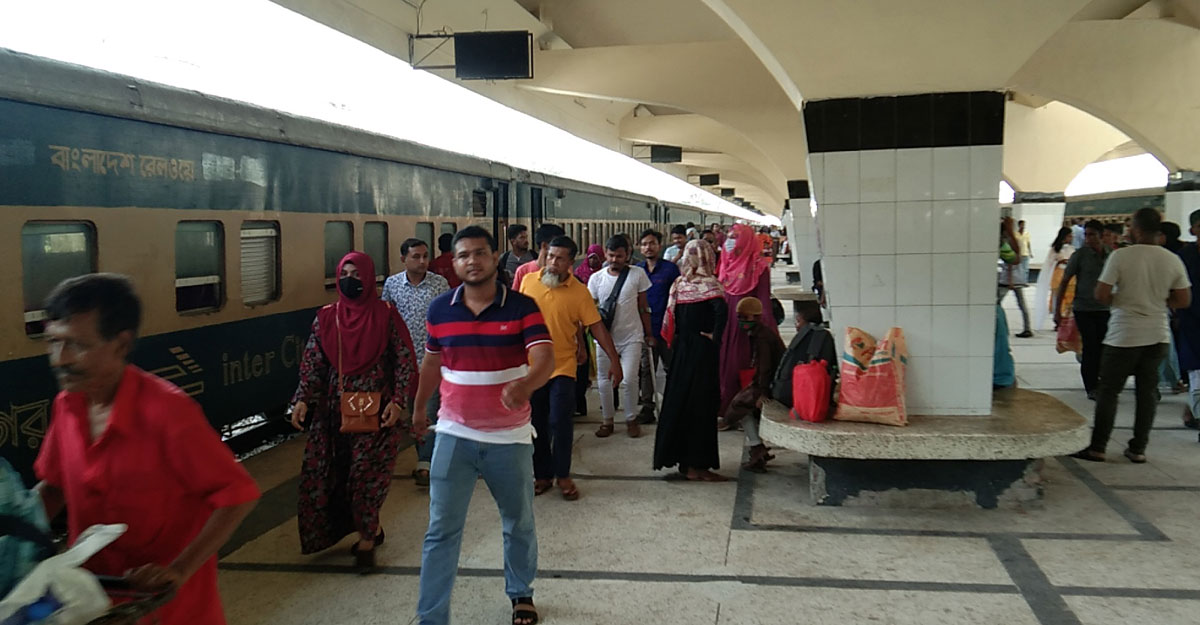 ট্রেনে নির্বিঘ্নে ঢাকায় ফিরছে মানুষ, যাত্রী চাপ কম