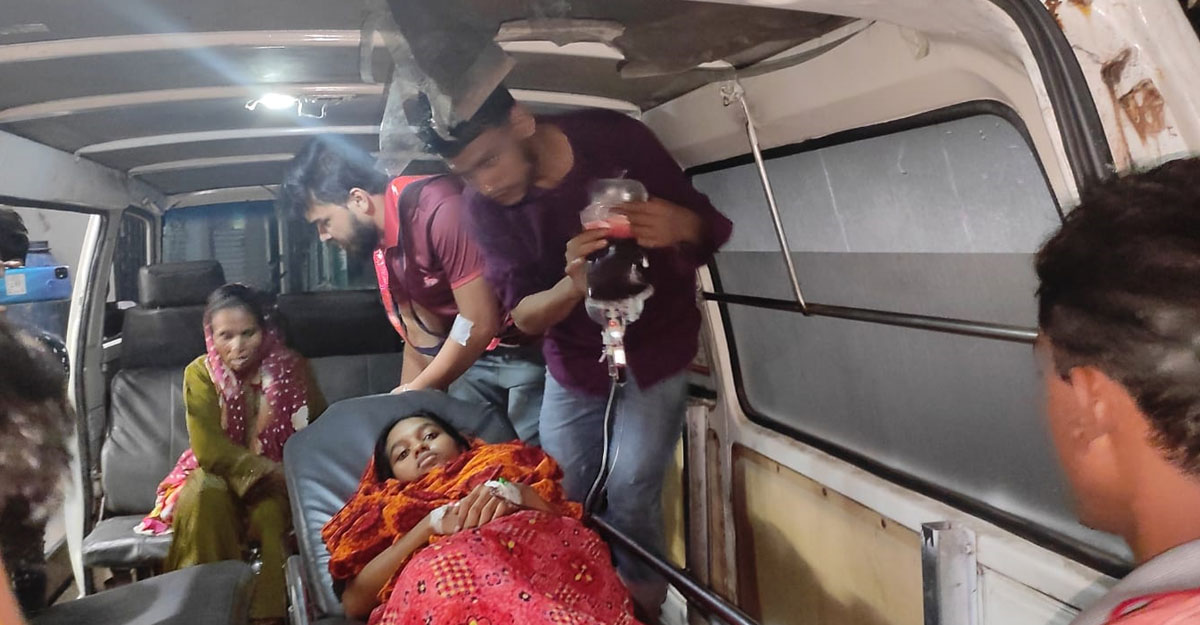 সদর হাসপাতালে চিকিৎসা না পেয়ে রাস্তায় সন্তান প্রসব করলেন মা