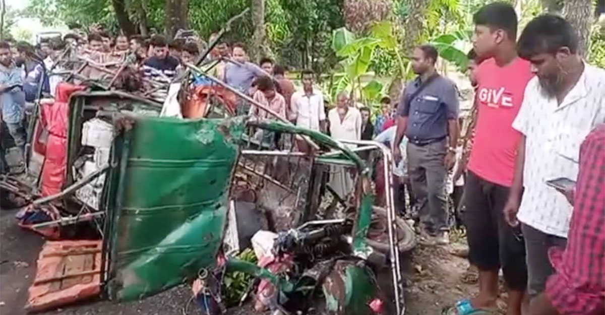 বাকেরগঞ্জে মিনিবাস-হুইলারের সংঘর্ষে নারী-শিশুসহ নিহত ৪