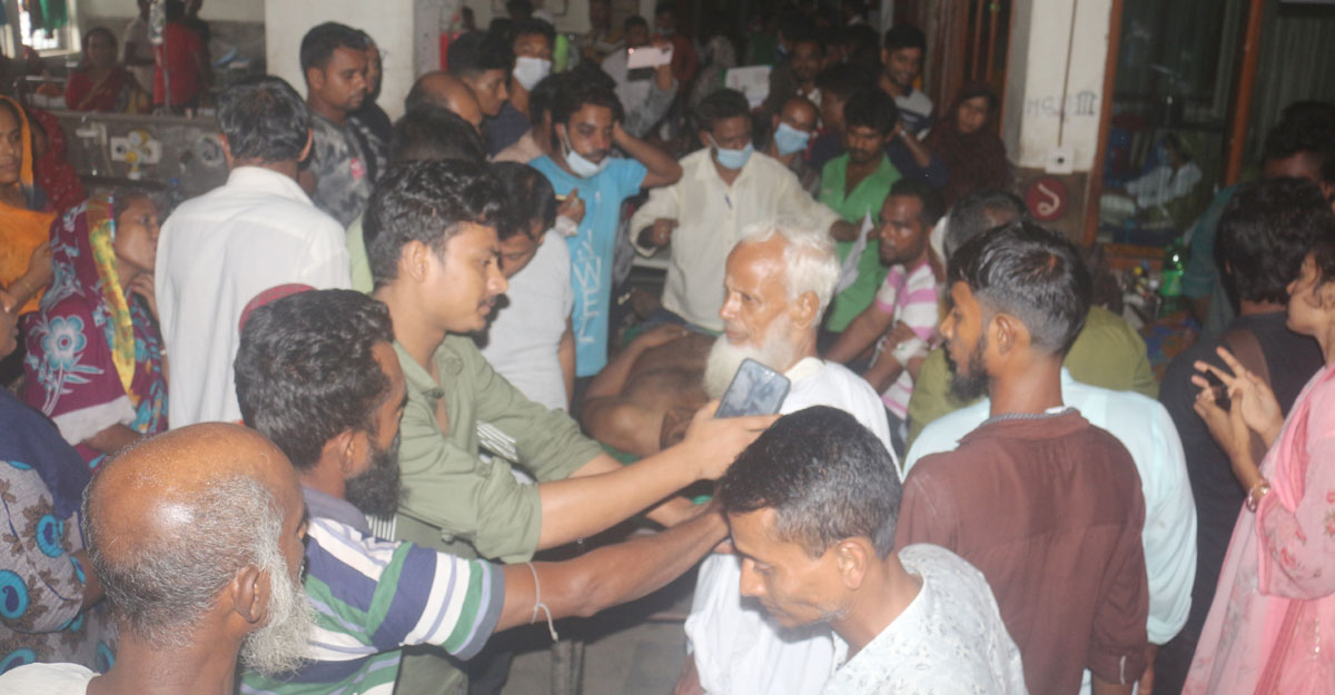 বরিশালে বাসের ধাক্কায় নিহতের সংখ্যা বেড়ে ৬