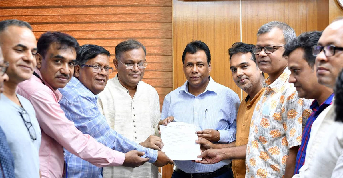 গণমাধ্যমকর্মী আইনের খসড়া সংশোধনের লিখিত প্রস্তাবনা হস্তান্তর