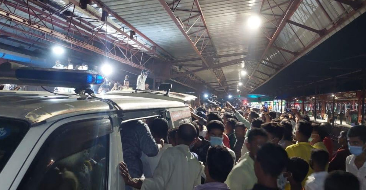 মিরসরাইয়ে ট্রেন দুর্ঘটনায় নিহতদের লাশ হস্তান্তর