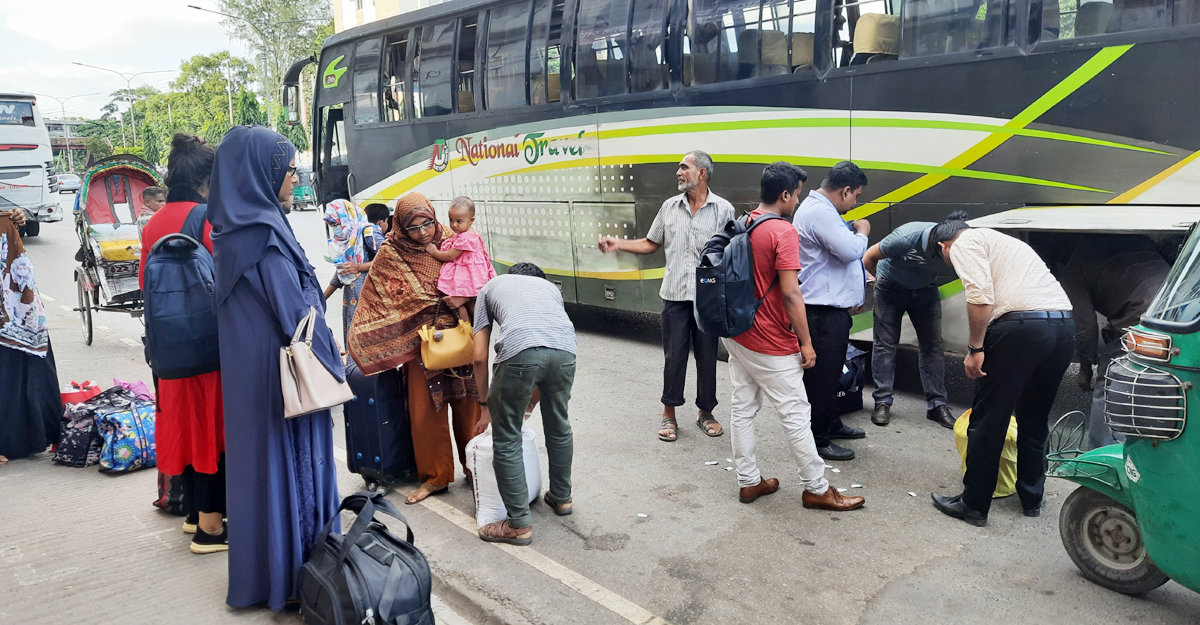 ছুটি শেষে ঢাকা ফিরেছে সাড়ে ৪ লাখ মানুষ