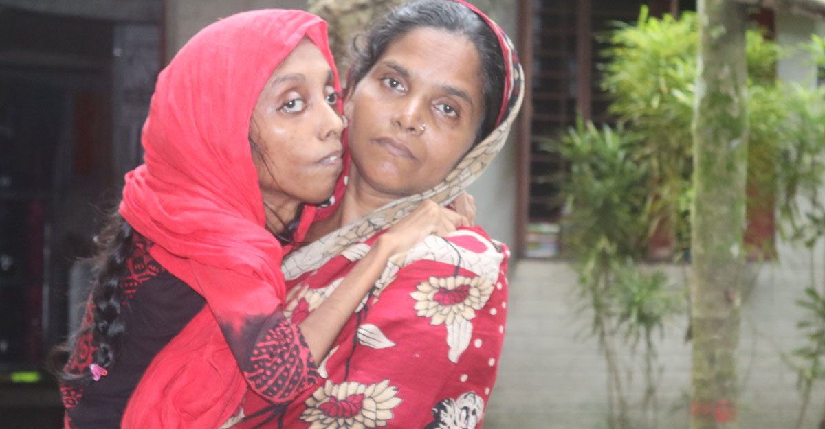 মায়ের কোলে চড়ে স্কুল থেকে ডিগ্রি কলেজে তানিয়া