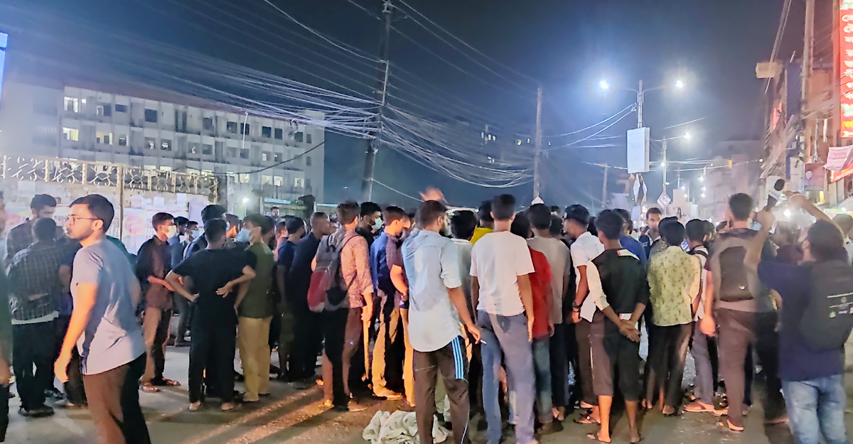 দুই অভিযুক্ত আটক হলেও রাস্তা ছাড়েননি আন্দোলনকারীরা