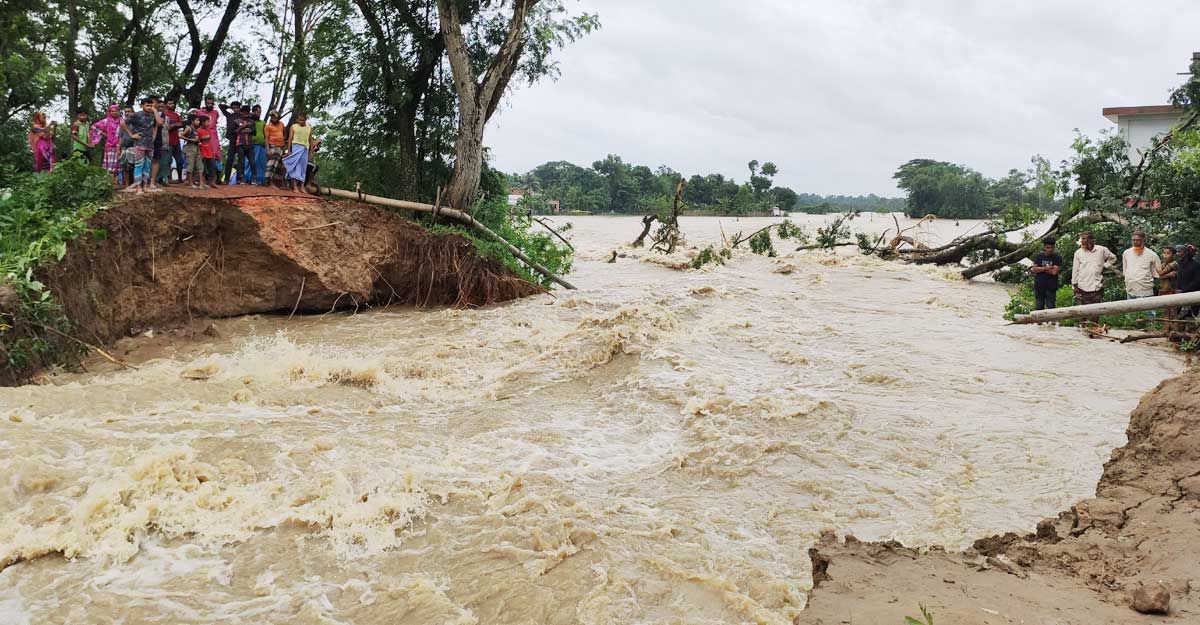 পাহাড়ি ঢলে আখাউড়ায় দ্বিখণ্ডিত সড়ক, যোগাযোগ বিচ্ছিন্ন