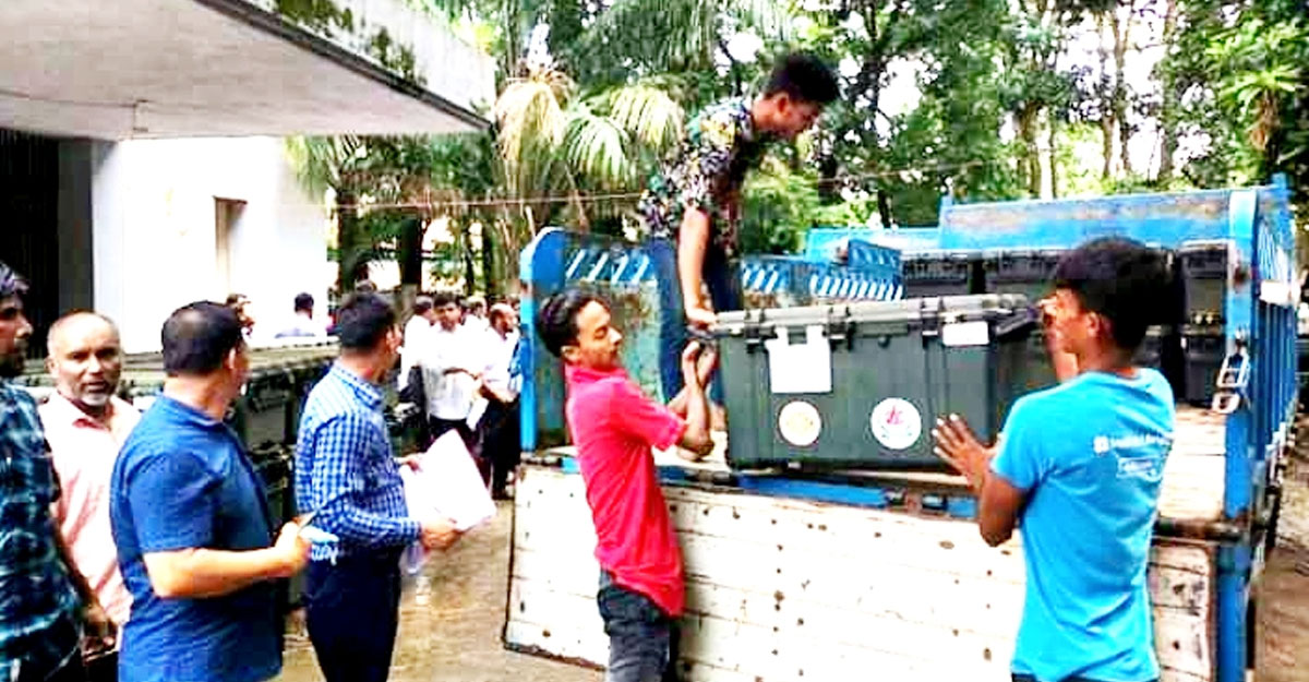 কুসিক নির্বাচন : কেন্দ্রে কেন্দ্রে পাঠানো হচ্ছে ভোটের সরঞ্জাম