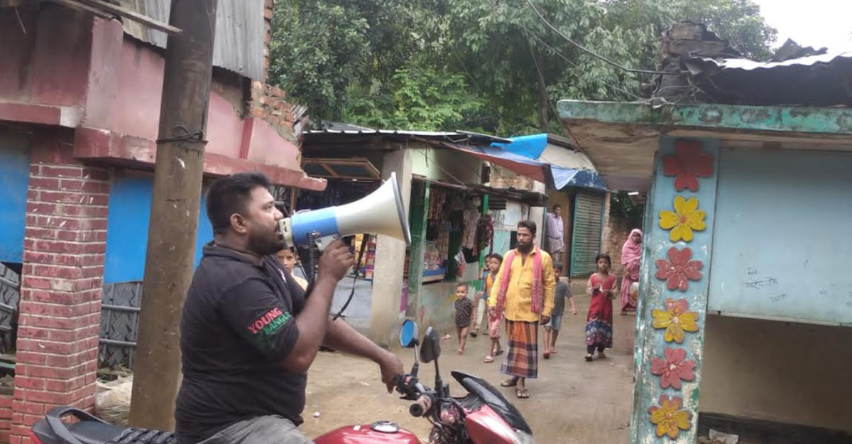 চট্টগ্রামে পাহাড়ে ঝুঁকিপূর্ণ বসবাসকারীদের সরে যেতে মাইকিং