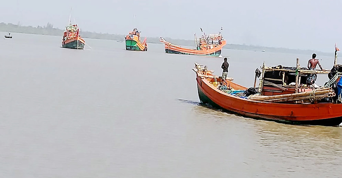 বাংলাদেশের জলসীমায় মাছ ধরায় ১৩৫ ভারতীয় আটক
