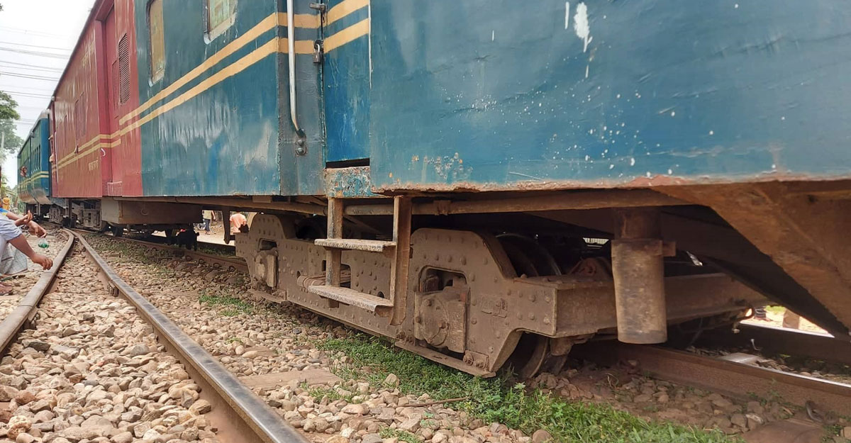 গাজীপুরে বগি লাইনচ্যুত, ঢাকা-ময়মনসিংহ রুটে ট্রেন চলাচল বন্ধ