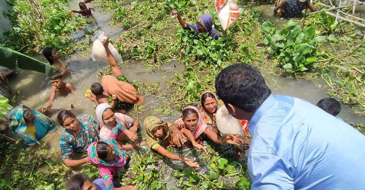 বন্যার্তদের পাশে এরশাদ উদ্দিন মানবকল্যাণ ফাউন্ডেশন