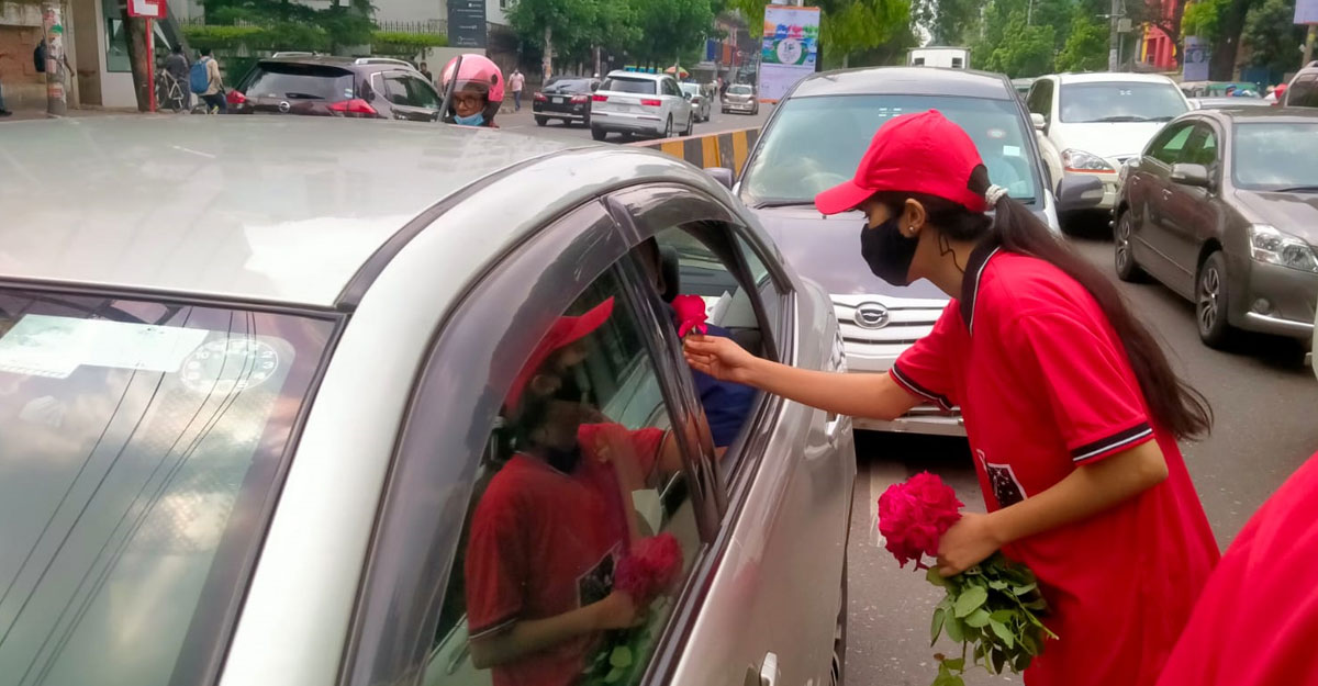 ফুল দিয়ে জ্যামে অপেক্ষারতদের স্বস্তি ফেরাচ্ছে স্বপ্ন