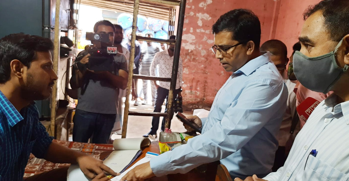 বেশি দামে সয়াবিন তেল বিক্রি, ৪ লাখ টাকা জরিমানা