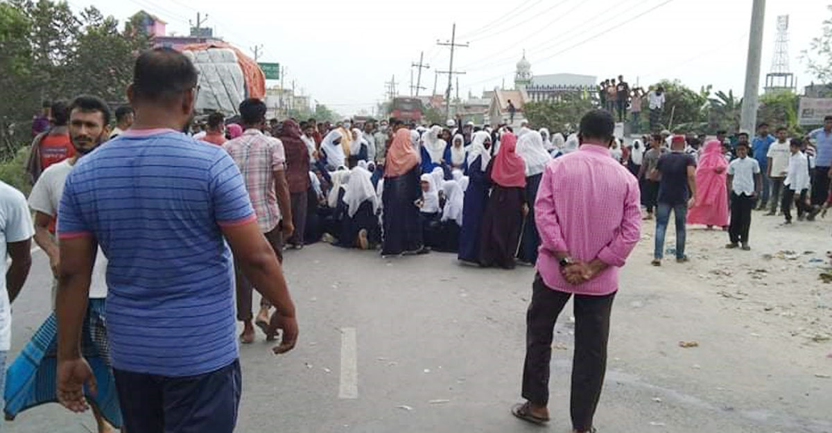 প্রধান শিক্ষককে পেটালেন কাউন্সিলর, মহাসড়ক অবরোধ শিক্ষার্থীদের