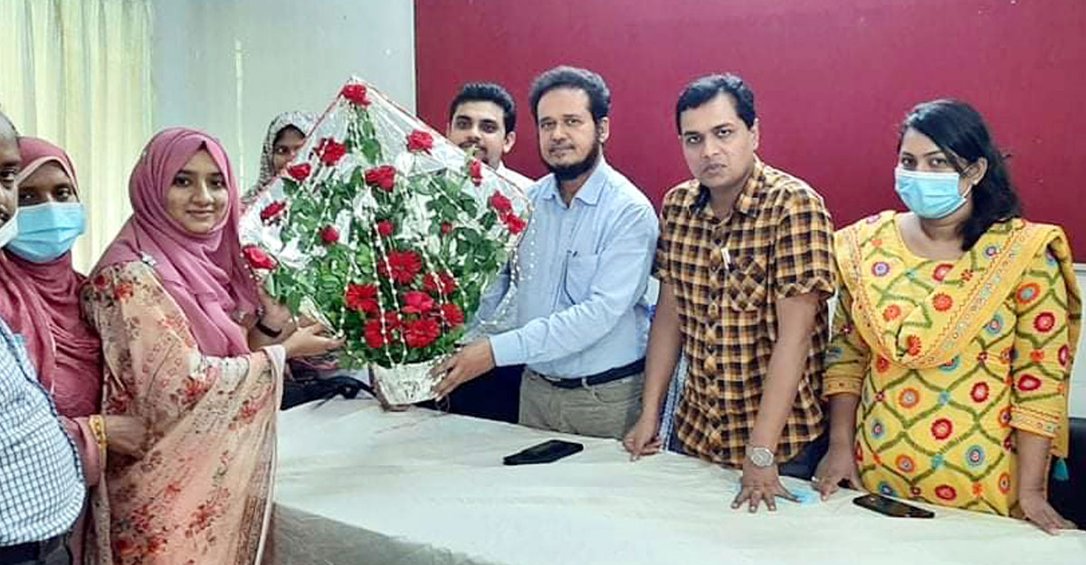 মায়ের কর্মস্থলে ফুলেল শুভেচ্ছায় সিক্ত মীম