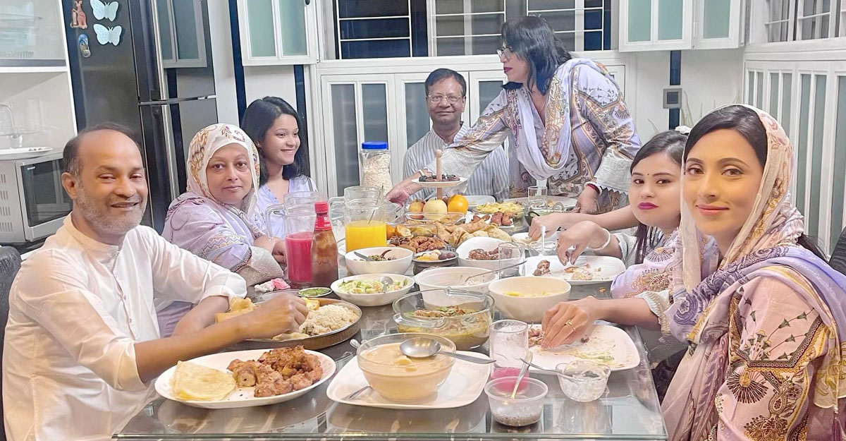 পরিবারের সঙ্গে ইফতার করে ধর্মীয় সম্প্রীতির বার্তা দিলেন মিম