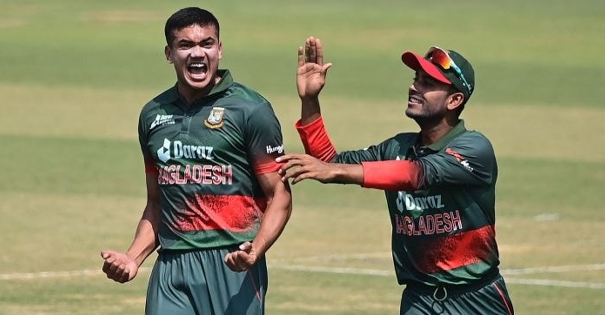 ২ ওভারে ২ উইকেট তাসকিনের, উড়ছে বাংলাদেশ