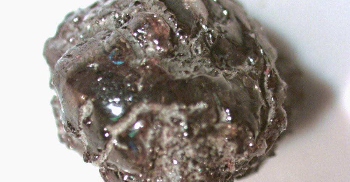 মাটি সরাতেই জ্বলজ্বল করে উঠল বিরল বাদামি হীরা