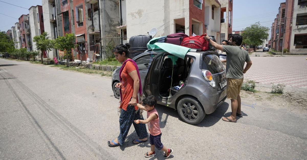 হিন্দুদের কাশ্মির ছাড়া ঠেকাতে তৎপর মোদি সরকার