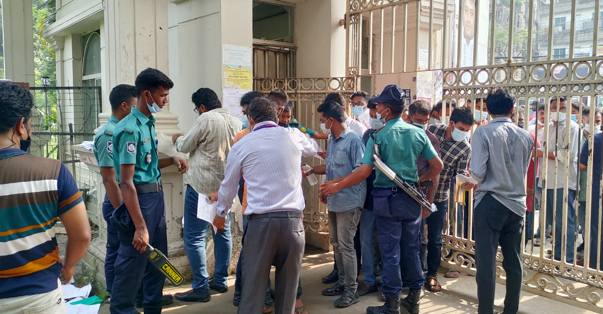 কড়া তল্লাশির মধ্য দিয়ে কেন্দ্রে প্রবেশ করছেন পরীক্ষার্থীরা