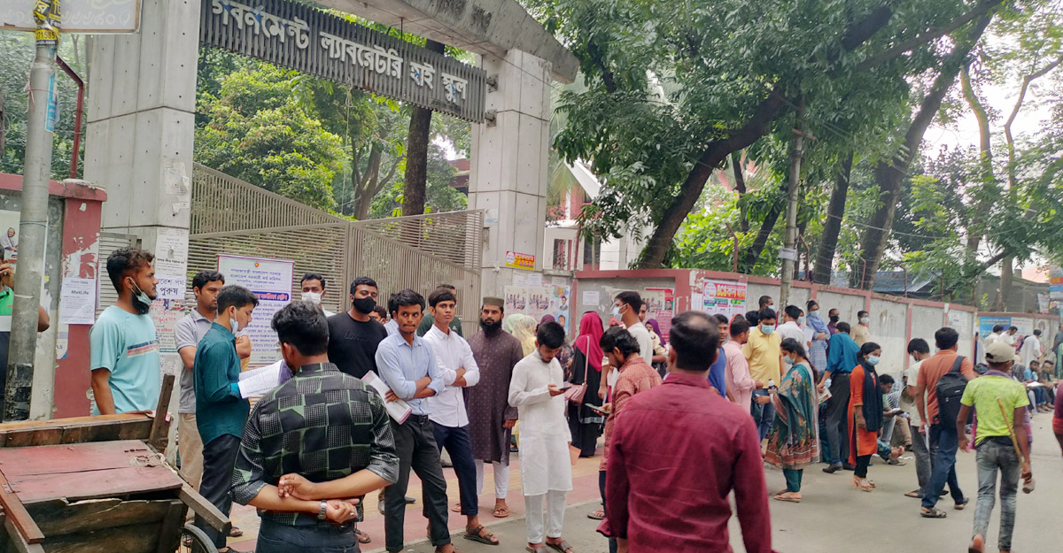 বিসিএসে বসার অপেক্ষায় প্রার্থীরা