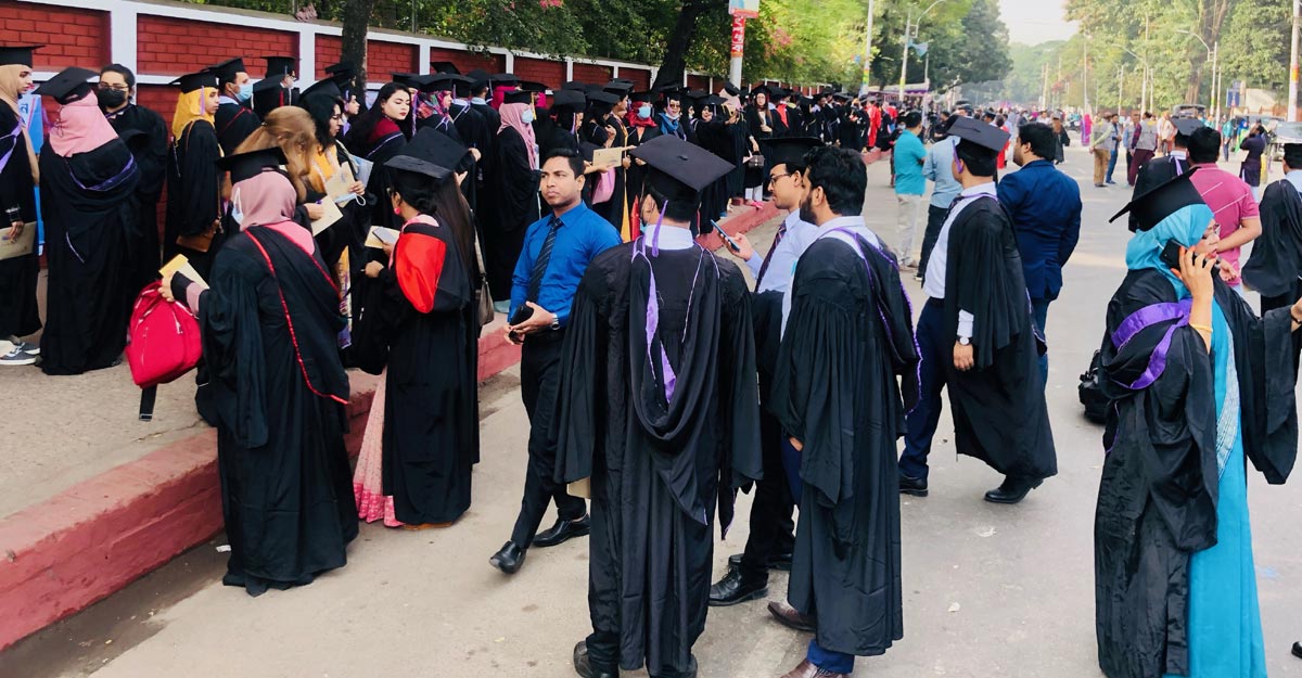 কেন্দ্রীয় খেলার মাঠে আসতে শুরু করেছেন সমাবর্তনের শিক্ষার্থীরা