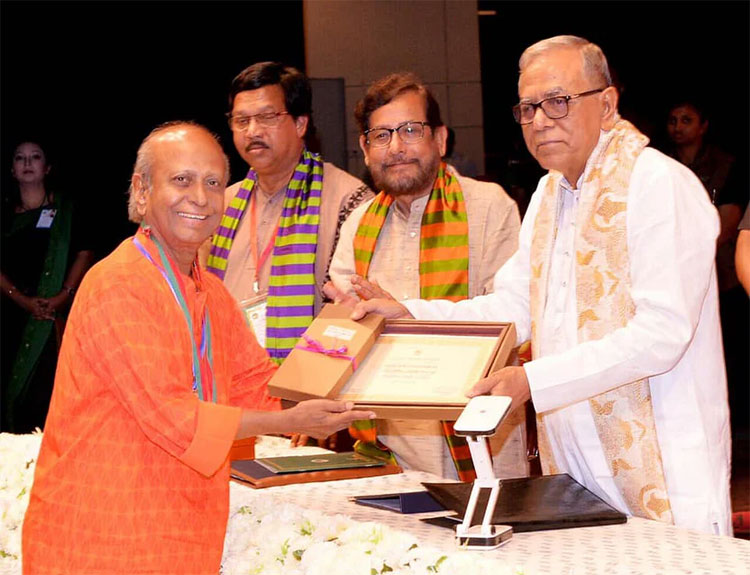 একুশে পদক হাতে গোলাম মোস্তফা খান