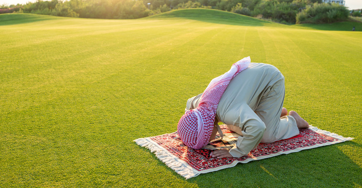নামাজের সময় দাঁতের ফাঁকে থাকা খাবার পেটে গেলে নামাজ হবে?