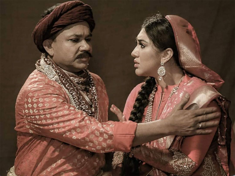 ‘ঈশা খান’ সিনেমার দৃশ্যে ডি এ তায়েবের সঙ্গে অপু বিশ্বাস