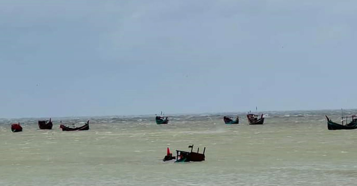 সেন্ট মার্টিনে ডুবে গেছে ১৩ ট্রলার