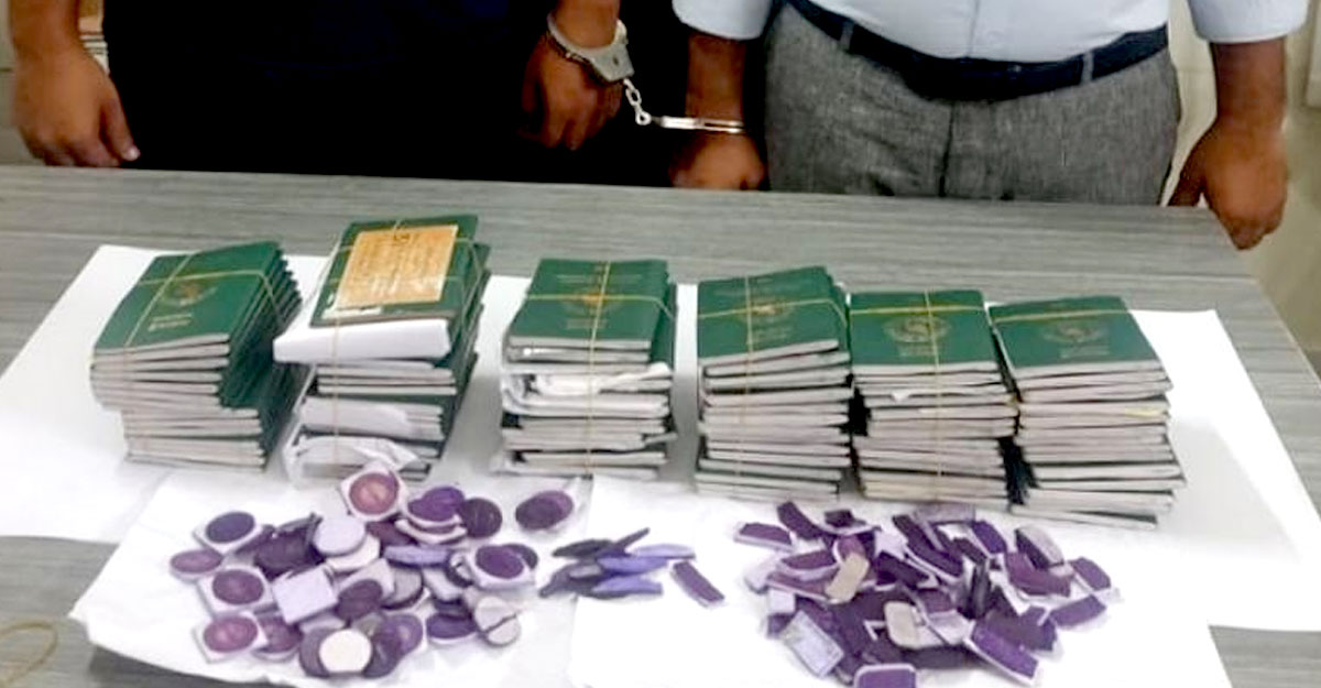 পুলিশের শতাধিক ভুয়া সিল ও ৯৩ পাসপোর্টসহ গ্রেপ্তার ২